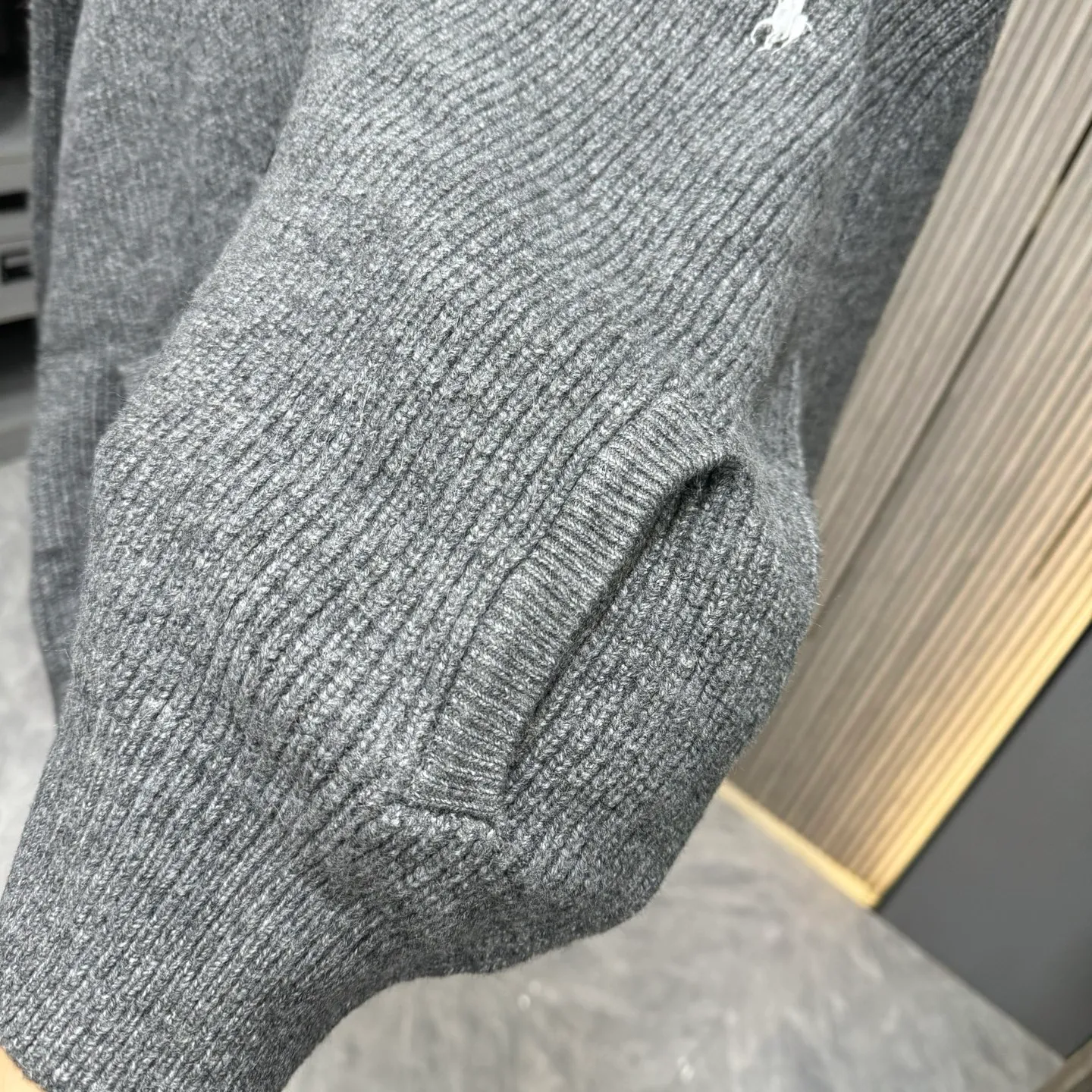 🅿️280 LF Ralph Lauren 25FW Taoist robe sweater is made of top-grade cashmere yarn. The new autumn and winter Oblique jacquard knitted cashmere sweater has a double-sided wearable design and is made of high-quality cashmere material. After fine weaving process, it presents a soft and comfortable touch and excellent thermal insulation performance. The iconic Oblique jacquard pattern is perfectly presented through precision knitting technology. It can be worn on both sides, showing different style charms. The round neck design is simple and elegant, suitable for various matching occasions. Exquisite knitting technology ensures that the clothes are not easily deformed and remain crisp and long-lasting. The double-sided design concept reflects LV's perfect balance of practicality and fashion. Each sweater undergoes strict quality inspection to ensure that the quality meets the brand's consistently high standards. This knitted item combines warmth and style, making it an exquisite addition to your autumn and winter wardrobe. Size:S/M/L/XL